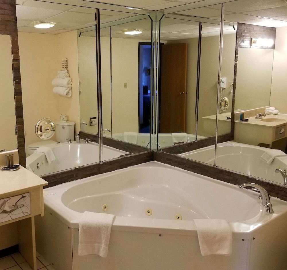 Suite, 1 King Bed, Bathtub - Photo 6
