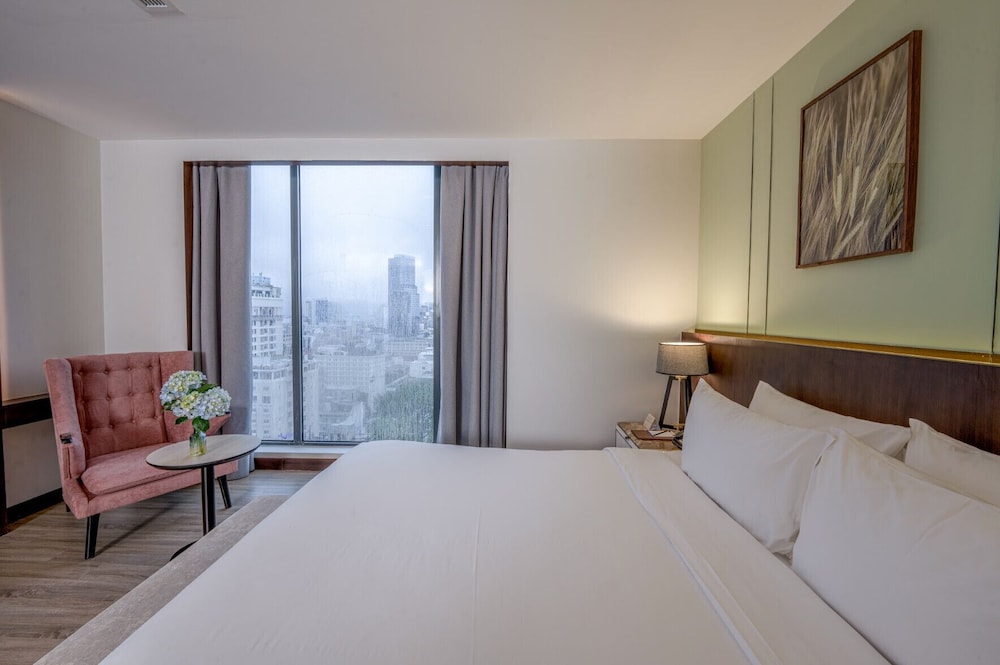 Deluxe Room with 1 King bed photo 3
