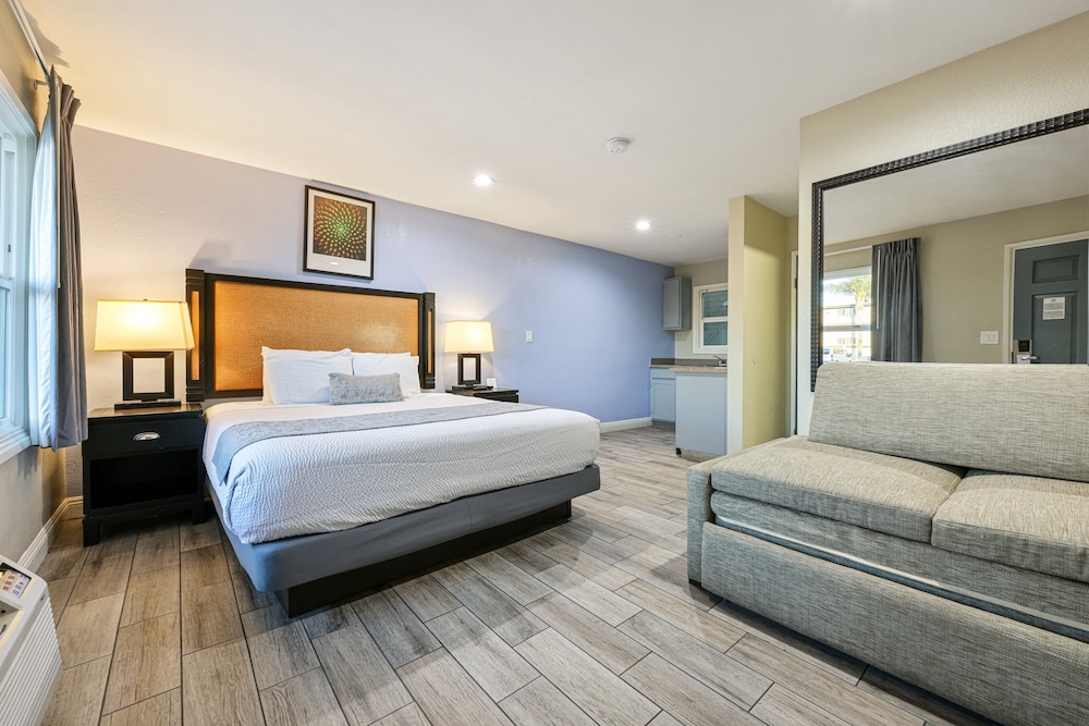 Suite, 1 Queen Bed with Sofa bed, Kitchenette photo 2
