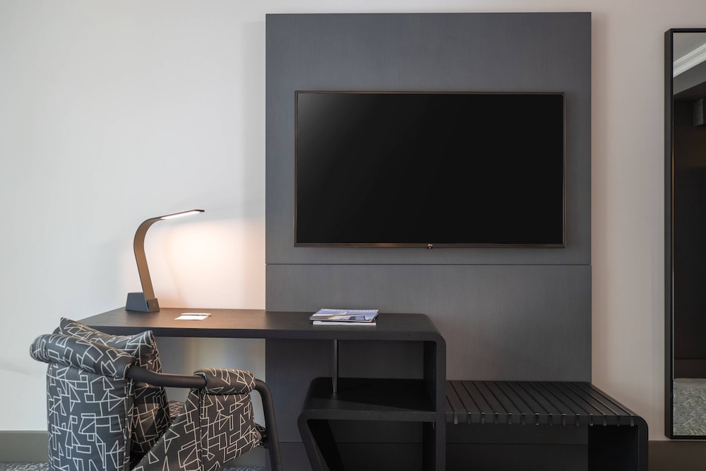 Room, 1 King Bed (Mobility/Hearing Access, Roll-In Shwr)