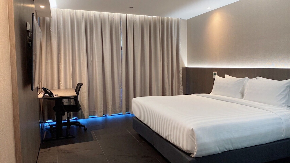 Deluxe Double Room, 1 King Bed, Non Smoking, City View