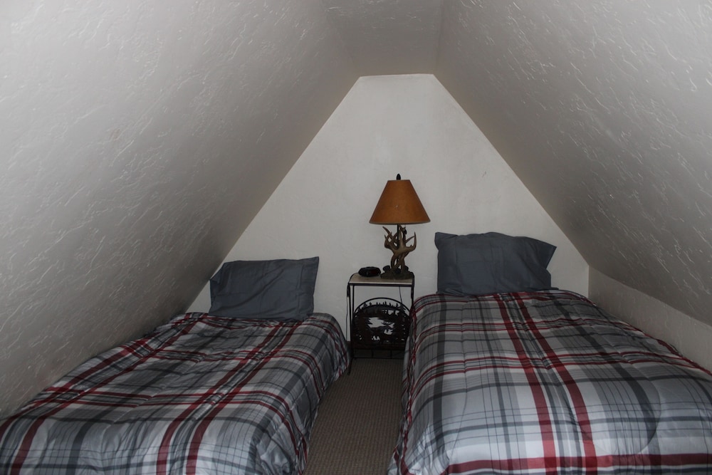 Family Room 401, 2 Bedrooms, 2 Queen Beds