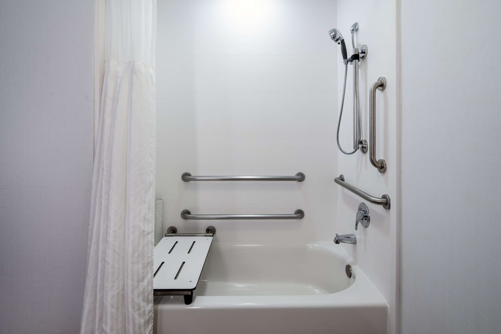 Room, Accessible - Photo 8