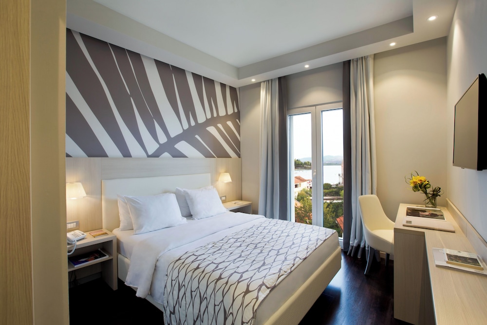 Standard Double Room with Side Sea View photo 2