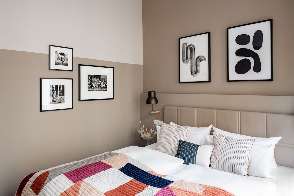 Medium Room photo 2