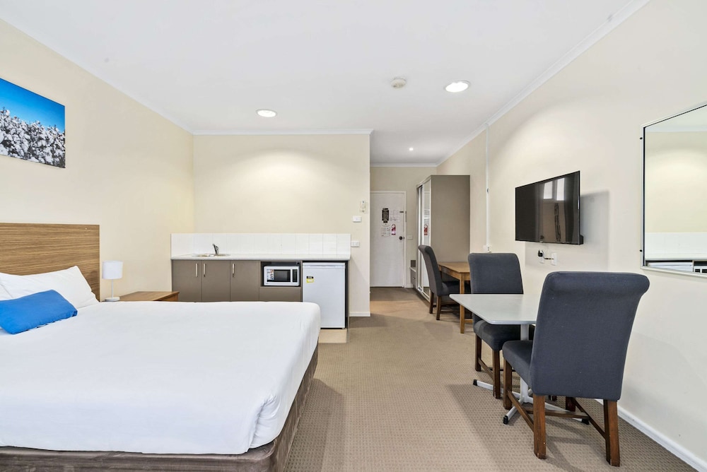 Standard Room, Non Smoking (1 Queen & 1 Single Bed) photo 3