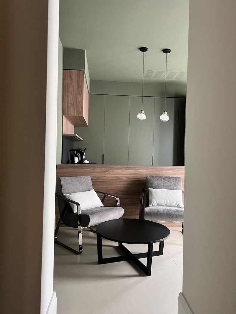 Executive Suite - Photo 4