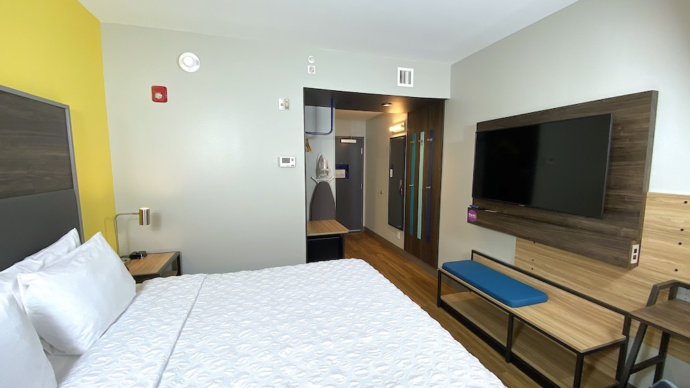 Room, 1 King Bed, Accessible, Bathtub (Mobility & Hearing) - Photo 2
