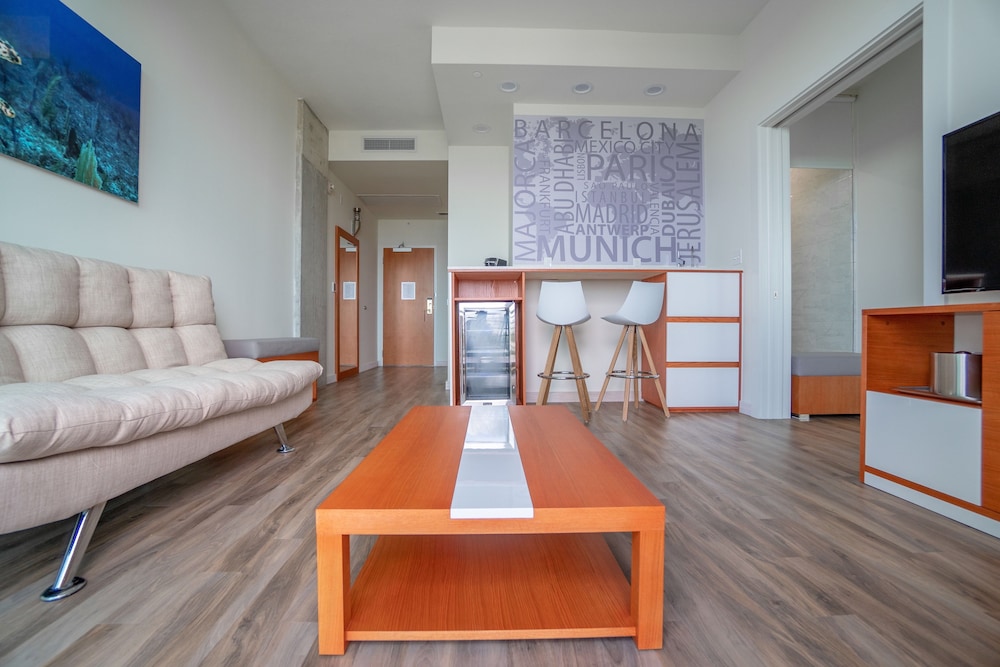 Suite, 1 King Bed, Balcony photo 2