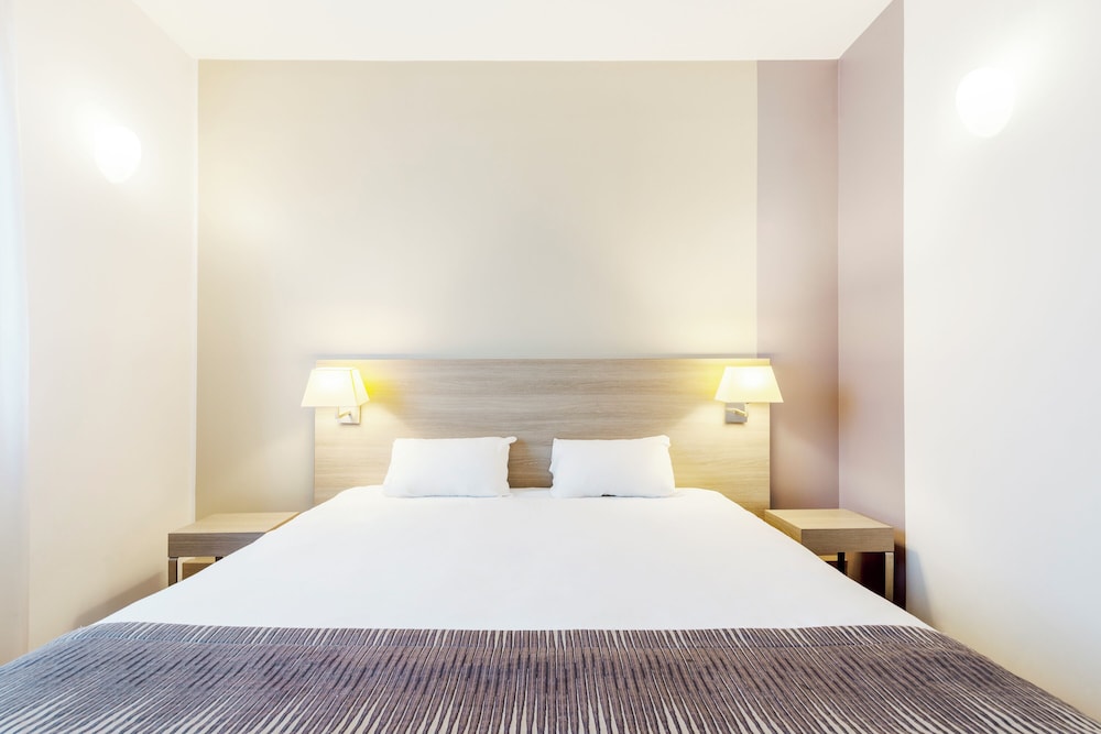 Superior Room, 1 Queen Bed photo 2