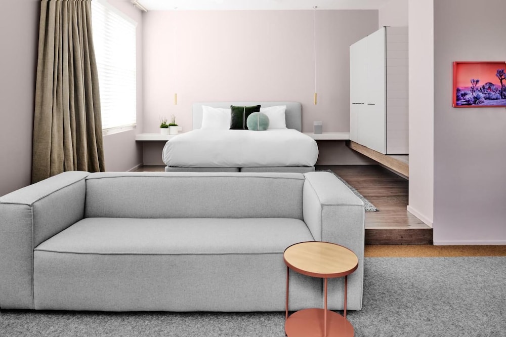 Corner Suite - Photo 2