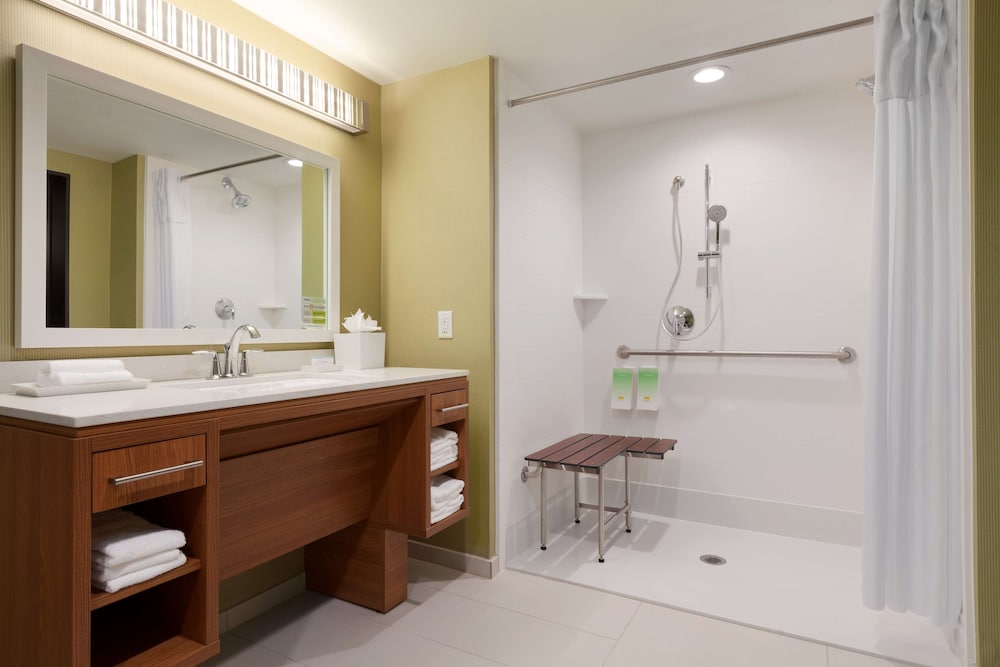 Suite, 1 King Bed, Accessible (Roll-in Shower) photo 2