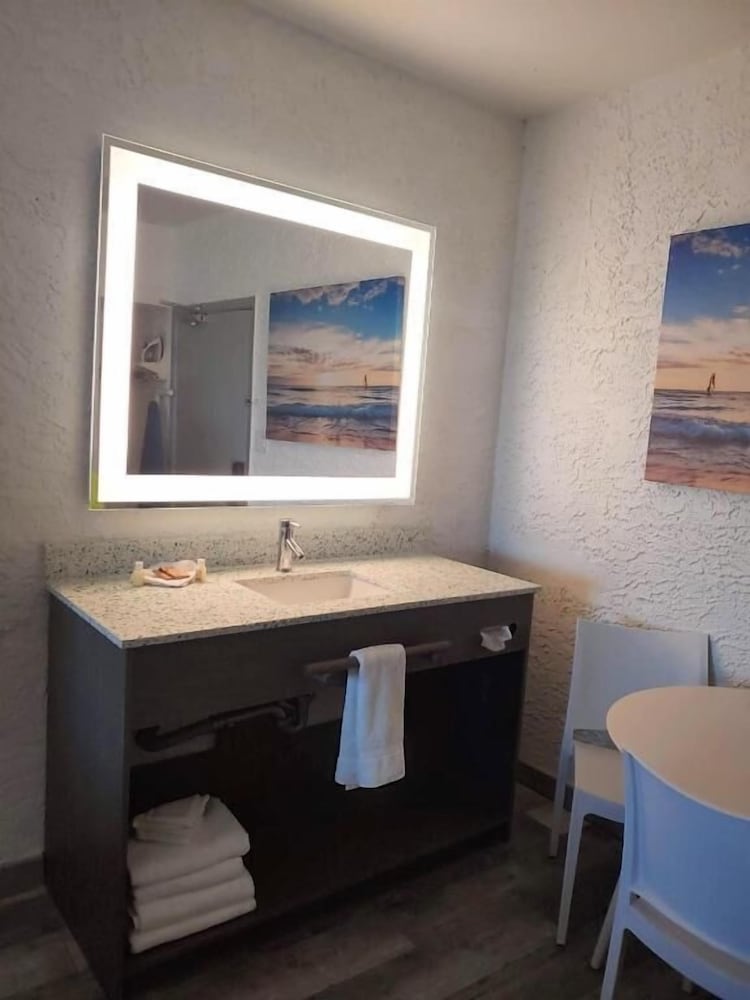 Standard Room, 2 Queen Beds, Ocean View photo 3