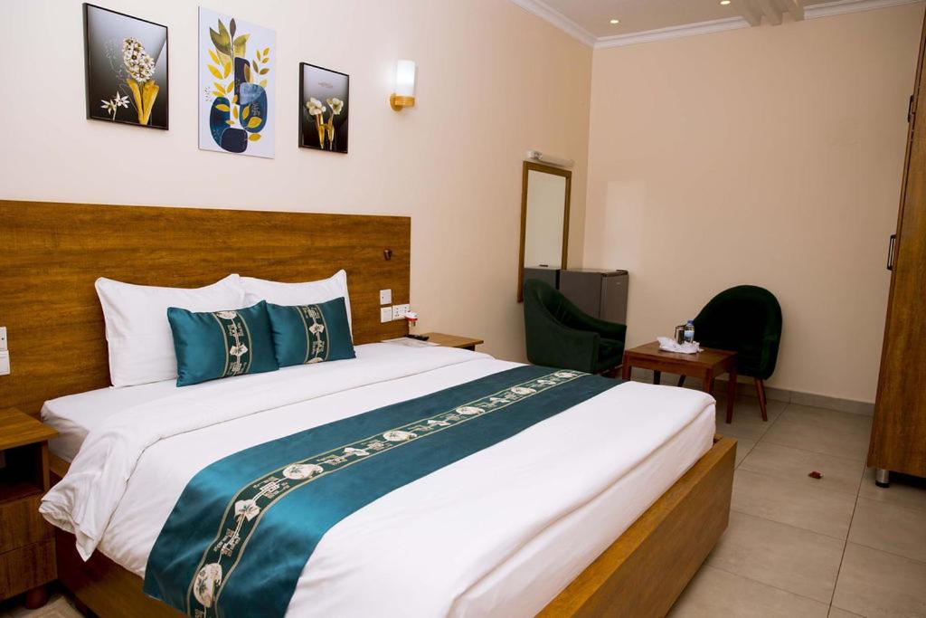 Standard Double Suite