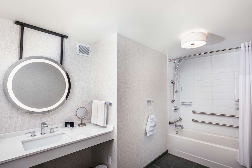 Suite, 1 Bedroom, Accessible - Photo 7