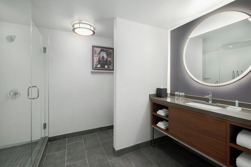 Suite, 1 King Bed with Sofa bed, Corner - Photo 3