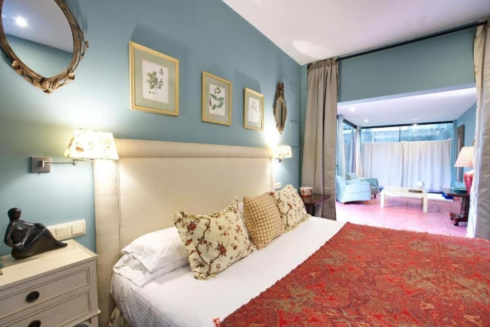 Deluxe Suite, 1 King Bed, Jetted Tub, Garden View