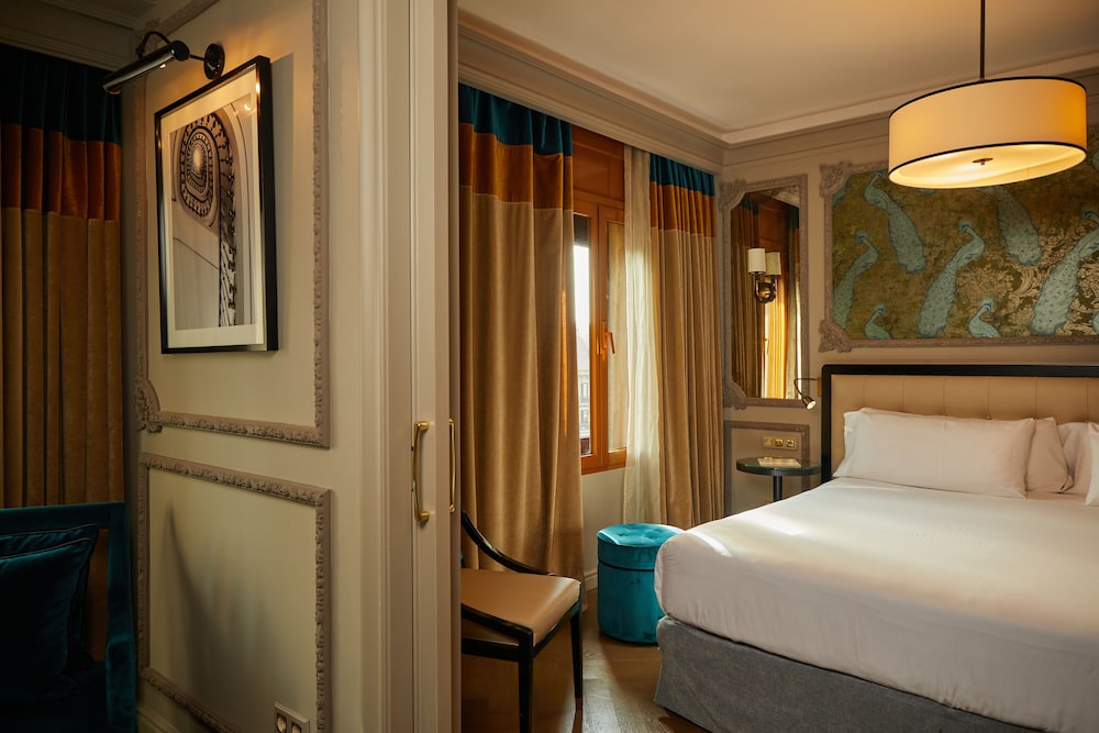Junior Suite (El Avenida Palace) thumbnail 6
