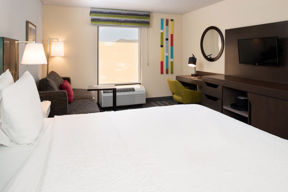 Room, 1 King Bed, Bathtub - Photo 2