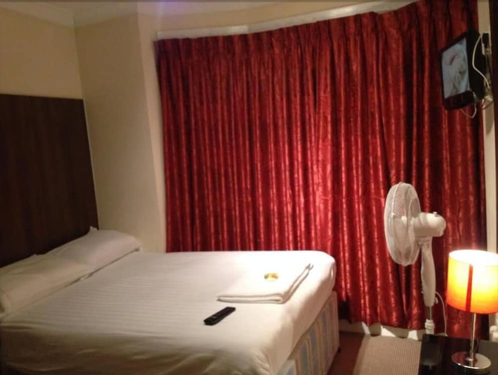 Standard Triple Room, Non Smoking, Ensuite photo 3