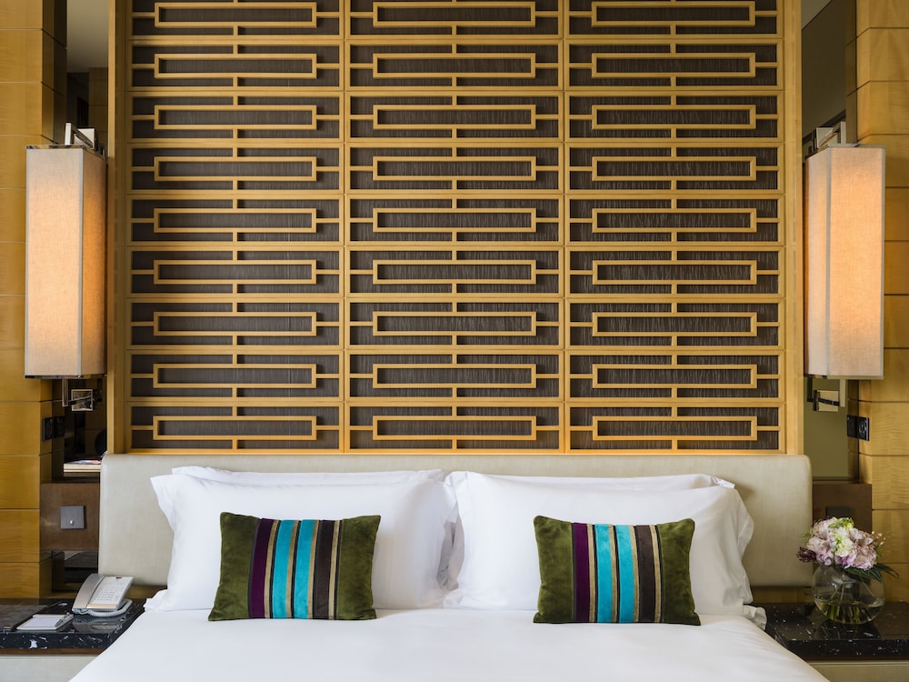 Deluxe Olympian King Room photo 3
