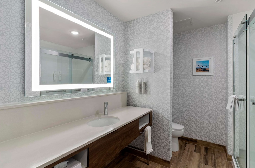 Studio, 1 King Bed, Refrigerator & Microwave (Wet bar) - Photo 5