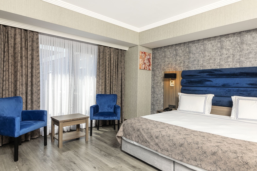Available room thumbnail 6