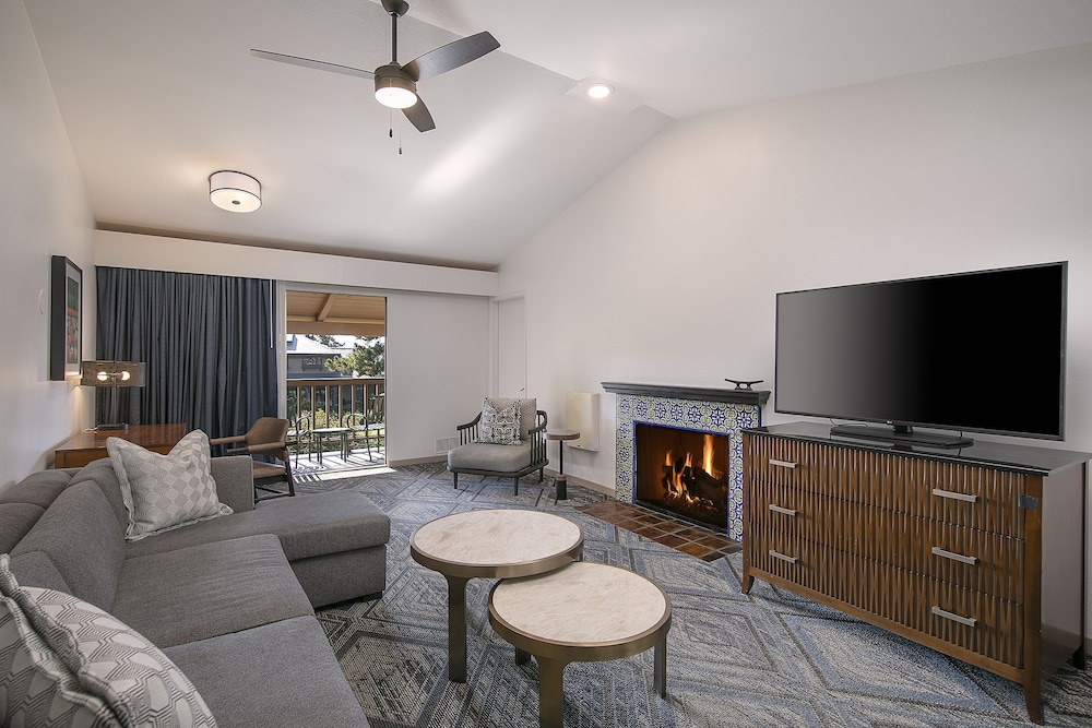 Premier Suite, 1 King Bed, Fireplace, Golf View photo 2