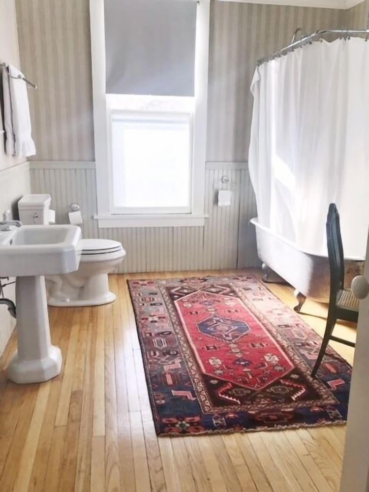 Standard Room, 1 King Bed, Non Smoking, Private Bathroom photo 3
