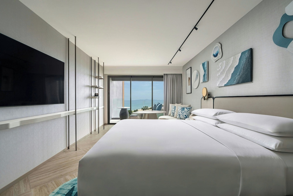 Premium Room, 1 King Bed, Balcony (Sea View) photo 3