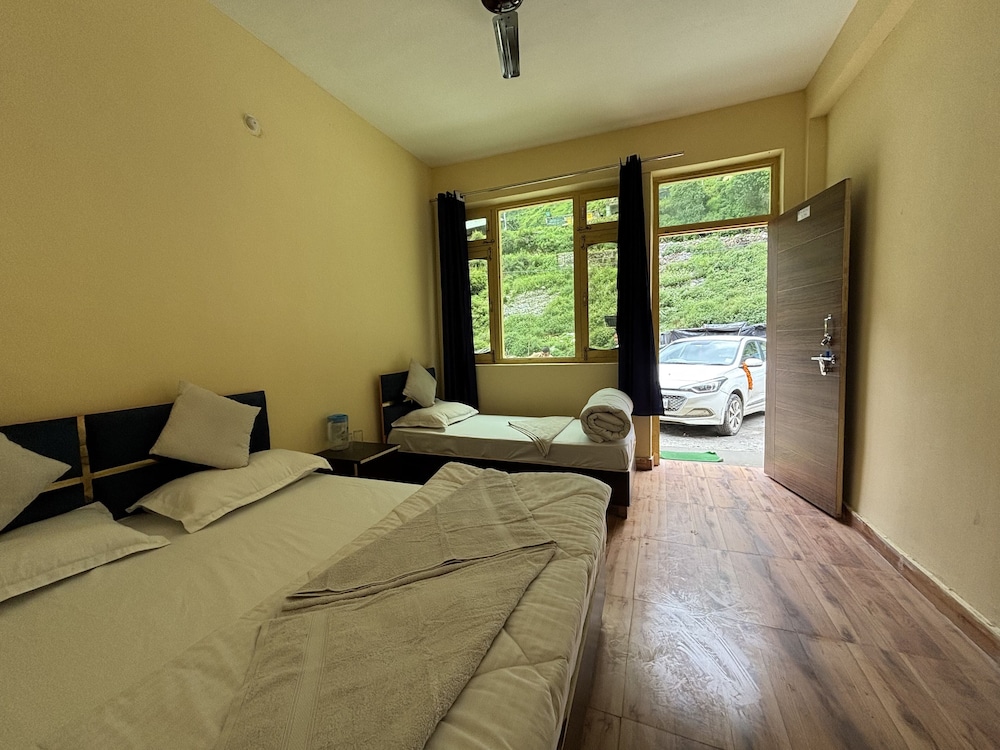 Deluxe Quadruple Room, Hill View photo 3