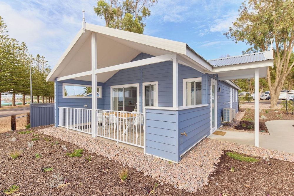 Three Bedroom Bay Villa