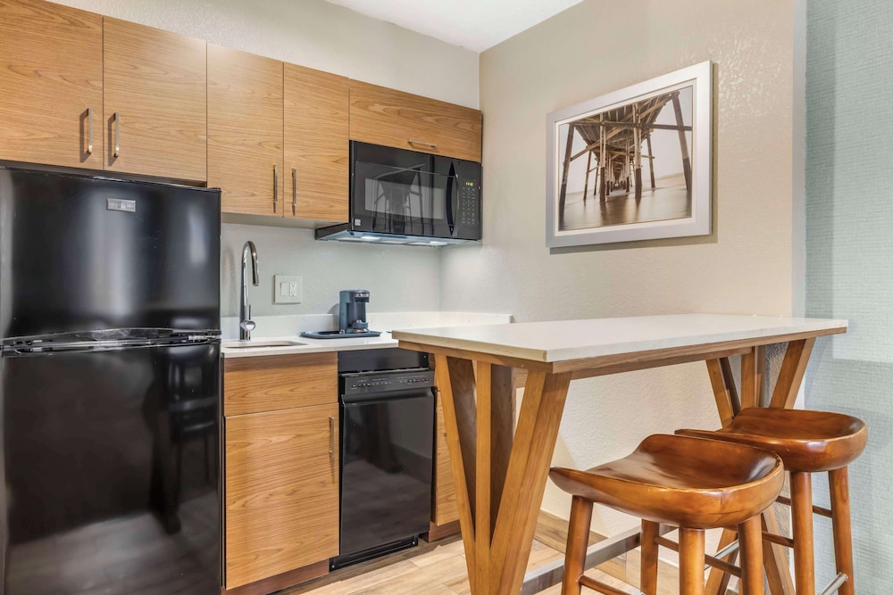 Suite, 1 King Bed, Non Smoking, Kitchen (1st Fl;Pet Friendly;FWY Side, FK) - Photo 2