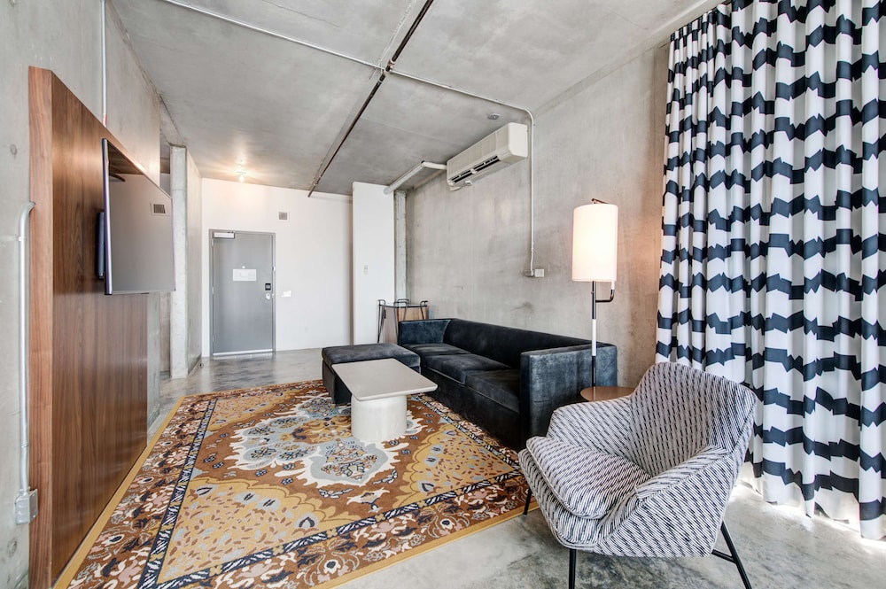 Suite, 1 King Bed, Balcony photo 3