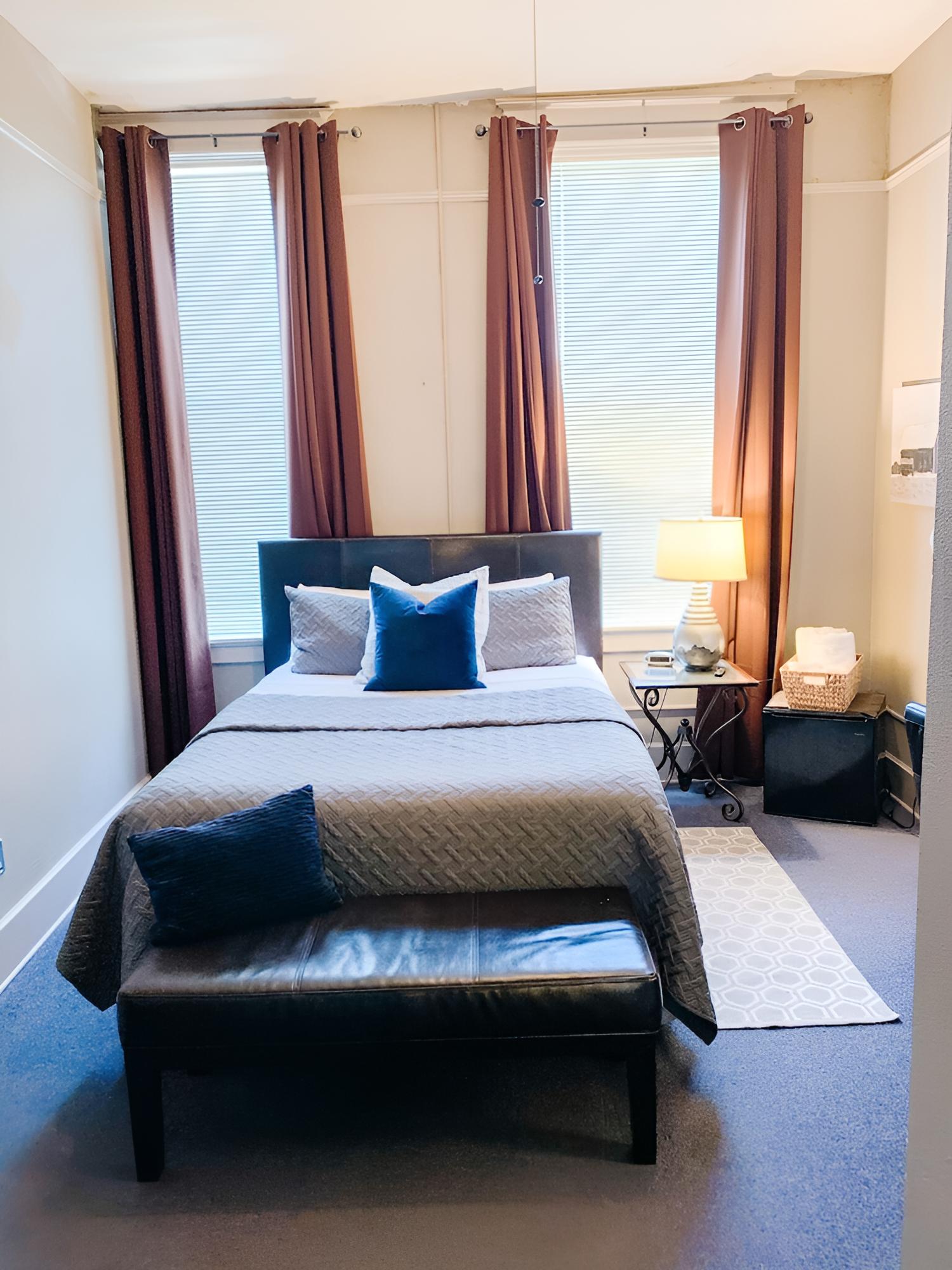 Standard Room, 1 Queen Bed, Shared Bathroom photo 1