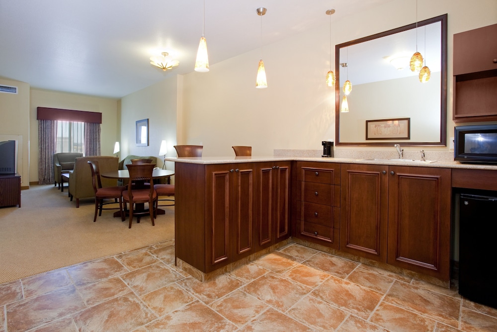 Suite, 1 King Bed (Additional Living Area) - Photo 3