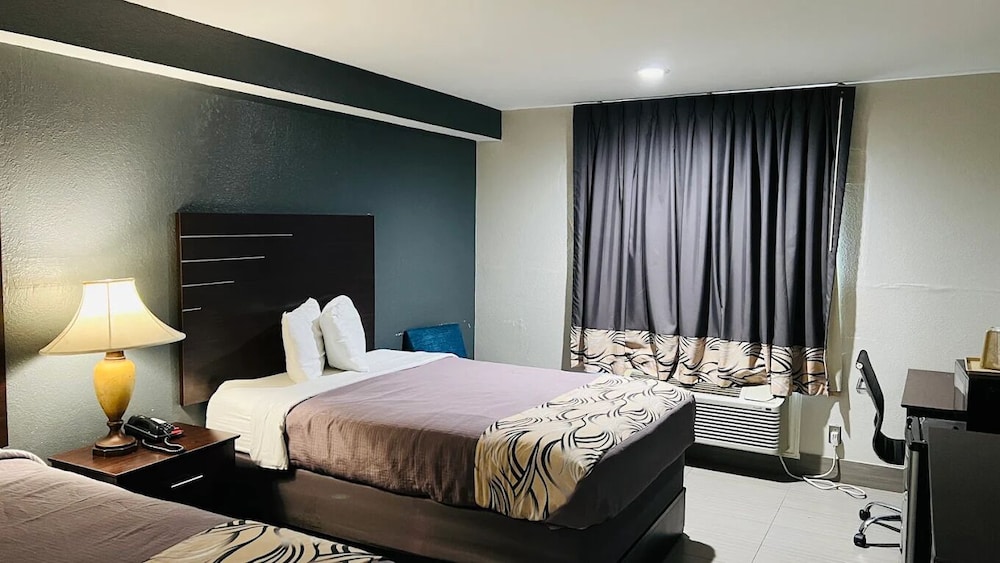 Room, 2 Double Beds, Smoking - Photo 10