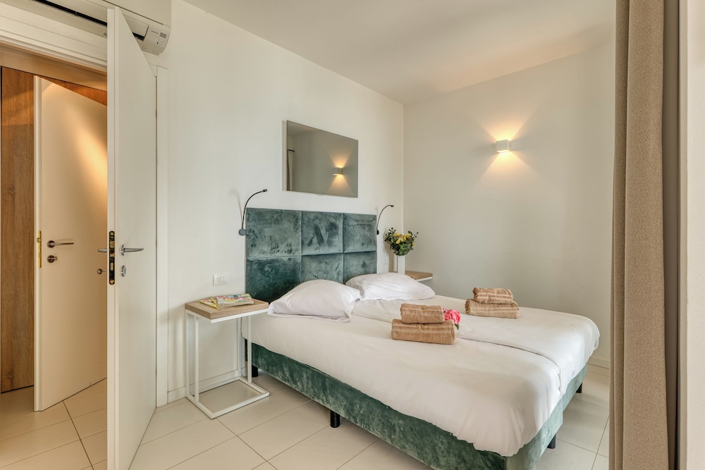 Luxury House, Multiple Bedrooms, Sea Facing (Boutique Pool Apt. Balzi Rossi - Roma)