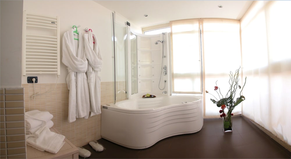 Suite, 1 King Bed, Terrace thumbnail 5