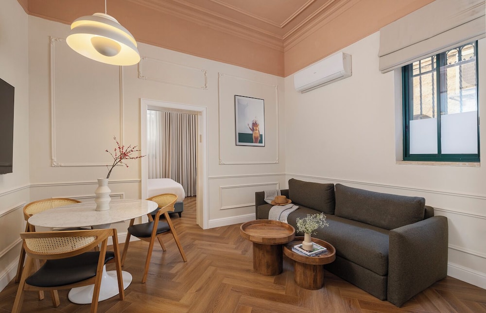 Family Room, 1 Bedroom - Photo 8