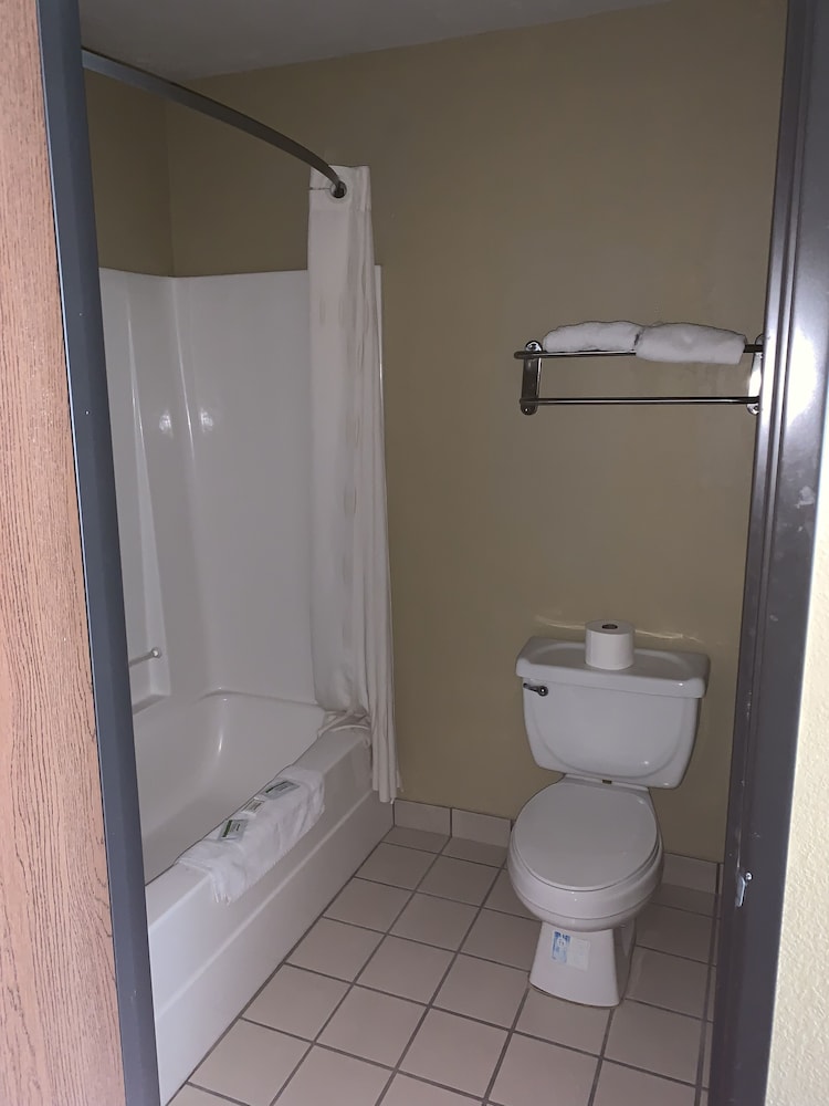 Basic Room, 1 King Bed photo 3