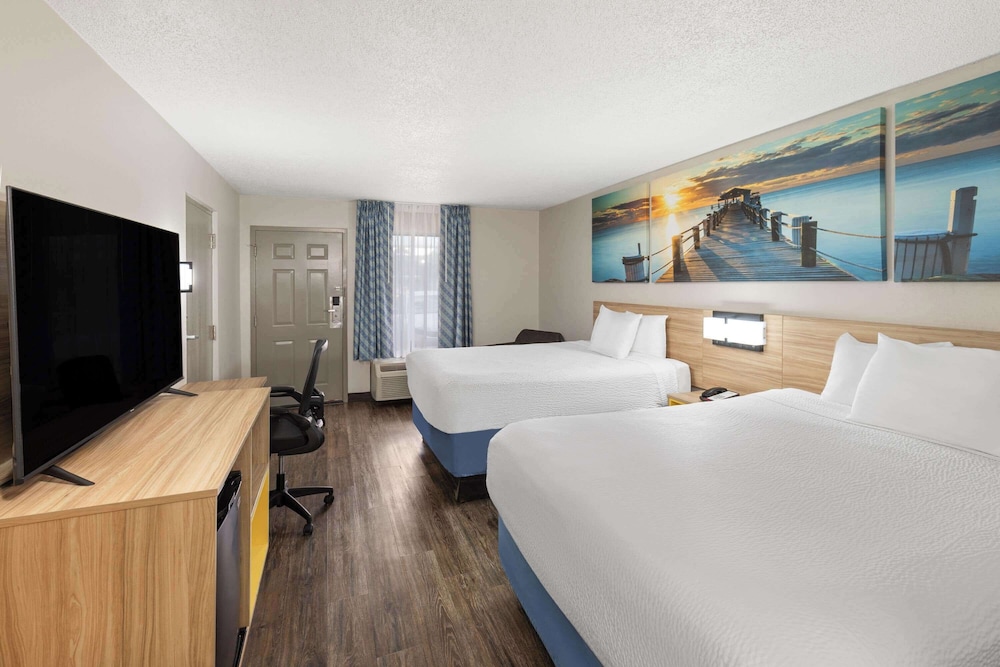 Room, 2 Queen Beds, Smoking - Photo 1