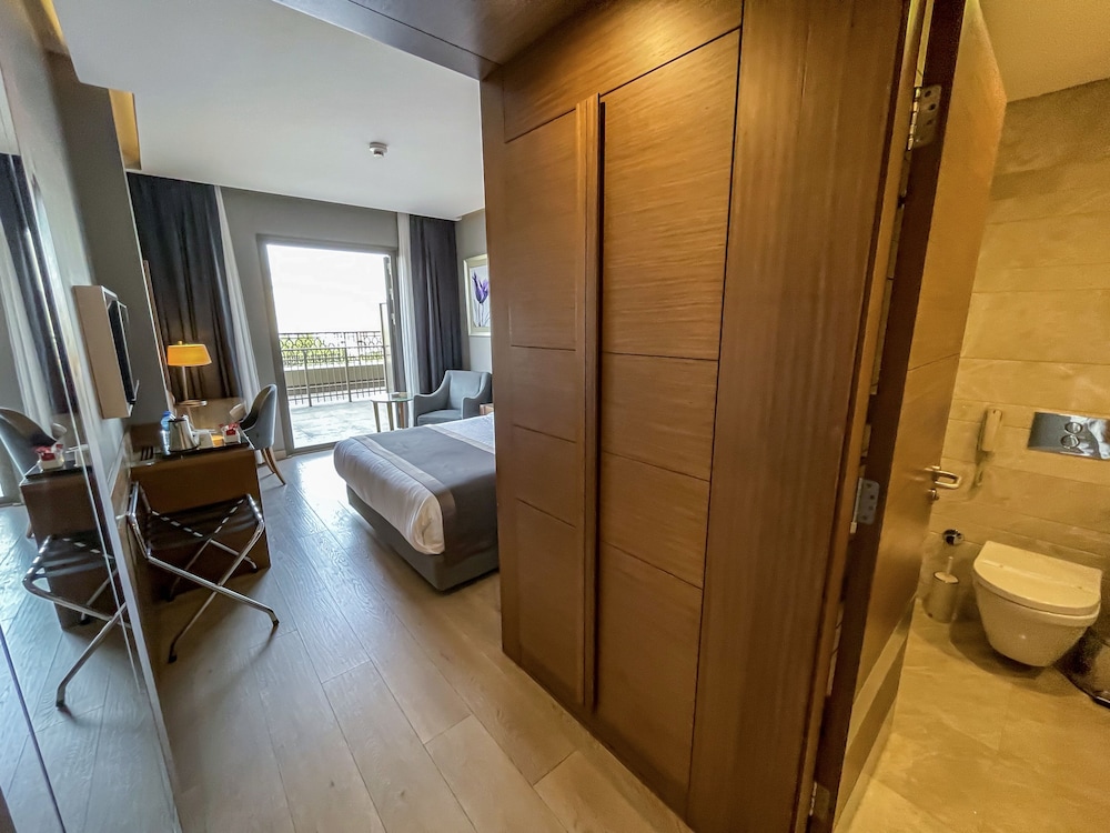 Standard Room, 1 Queen Bed, Balcony thumbnail 5