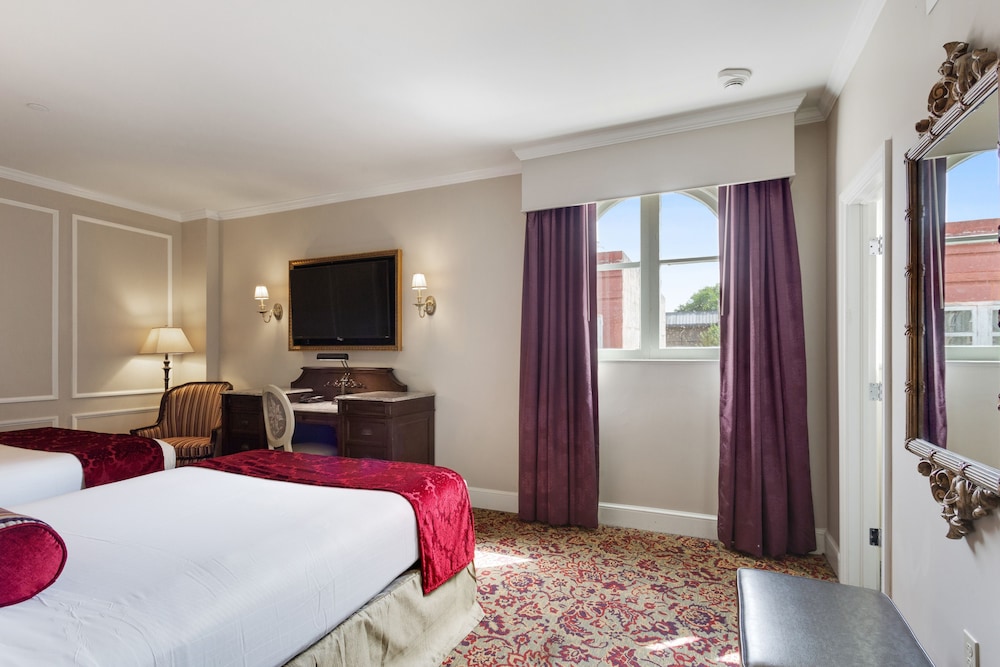 Deluxe Room, 2 Queen Beds - Photo 2