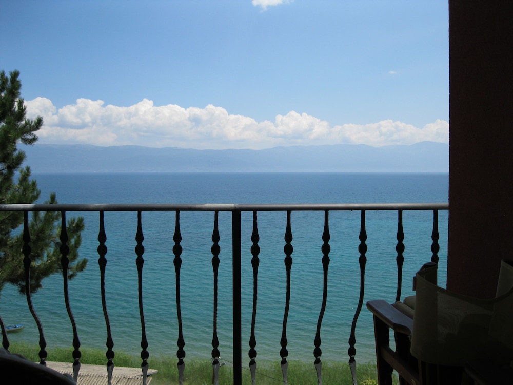 Exclusive Apartment, 2 Bedrooms, Lake View photo 2