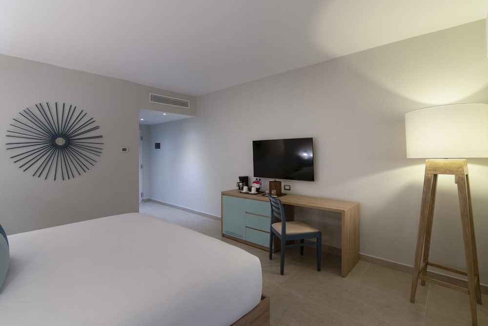 Standard Room, 1 King Bed, Garden View - Photo 5