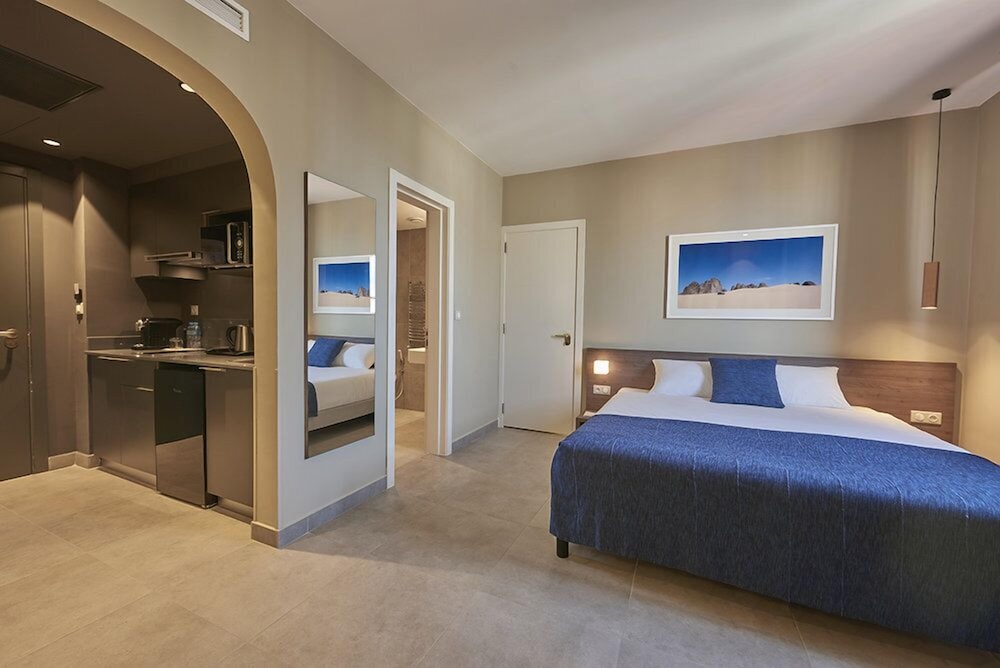Comfort Suite, 1 Queen Bed with Sofa bed, Kitchen photo 3