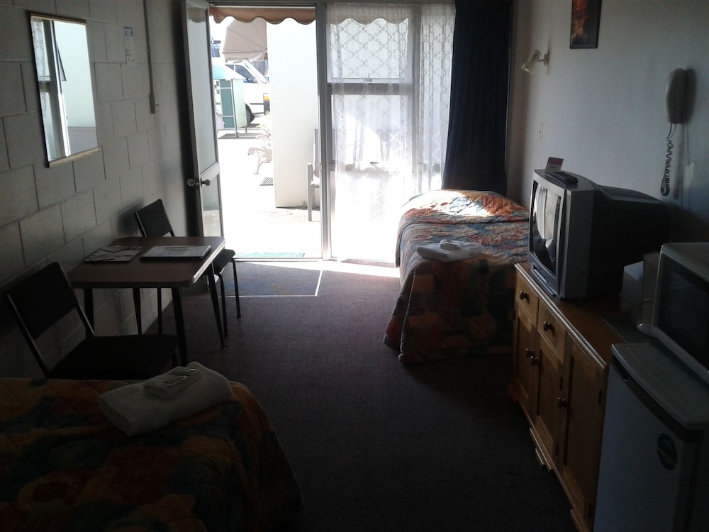 Standard Room, Non Smoking (Studio Twin) photo 2