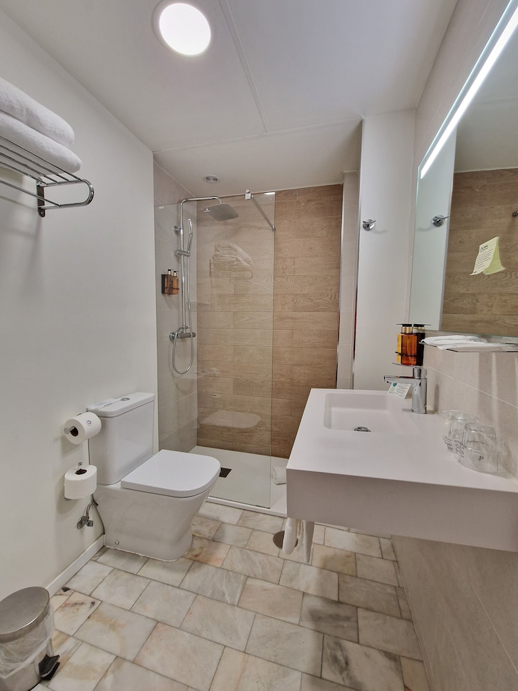 Deluxe Suite - Photo 13