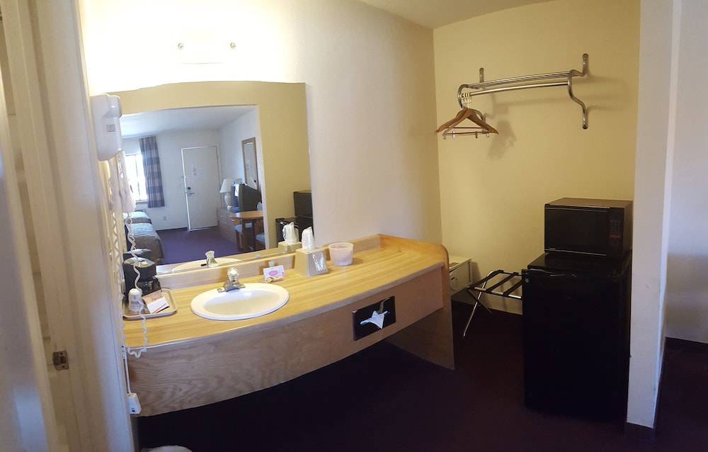 Standard Room, 2 Queen Beds photo 2